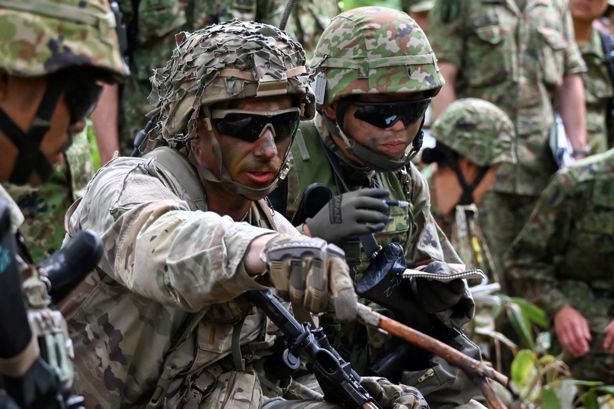 Japan_GSDF's tweet photo. ๐ฏ๐ต๐บ๐ธ๐ฆ๐บGEN Arai, CS, #JGSDF, visited SekiyamaTraining Area to observe โ #OrientShield25,โ a trilateral field training exercise conducted with US and Australia Armies on 19 SEP 2025.
CS inspected the JPN-US-AUS joint command post, combat training, and tactical field medical training. He checked how our operational capabilities, including the Australian Army participating for the first time, are enhanced and the solid relationship among these three nations.
Through this exercise and the JPN-US-AUS trilateral Command Post Exercise (#YamaSakura 89) concluded last month, JGSDF will further deepen its strong relationship with US and Australian armies. Under the vision of a โ#FreeandOpenIndoPacificโ, we will contribute to ensuring Japan's peace and security and deepening trust and cooperation within the international society.