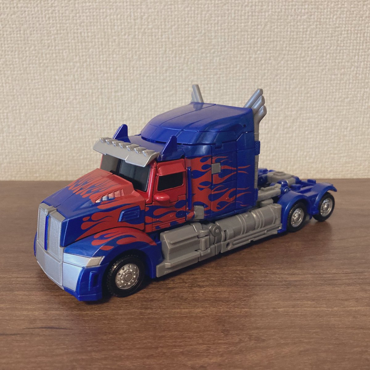 pul_paca's tweet image. めっちゃカッコいい
変形も楽しいしプロポーションも良い
バンブルビー版と並ぶ傑作オプティマスかも