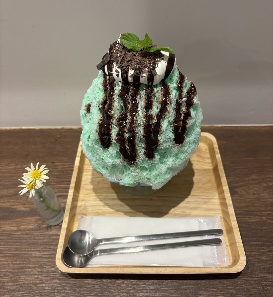 キュウニ寒い🥶
そしてまた雨

だけど念願のチョコミントかき氷食べてきた🍧