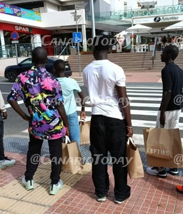 Així porten de compres amb els vostres diners l'ONG Quorum Social 77 subvencionada amb 80 milions d'€ als MENAs magrebins i subsaharians mentre no podeu comprar als vostres fills roba de marca i us veieu obligats a comprar d'Aliexpress perquè no arribeu a final de mes.