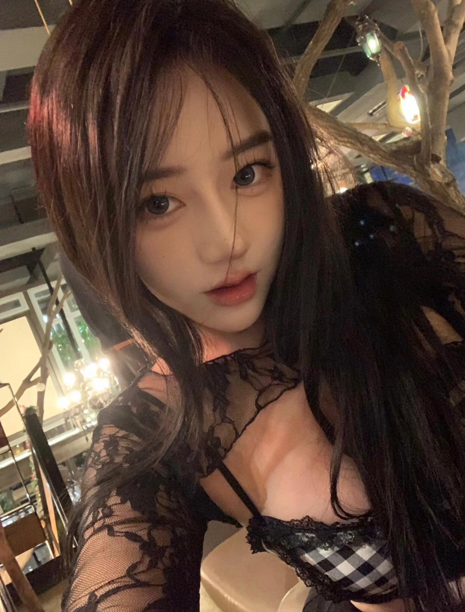 huangshuting322's tweet photo. The camera is just a record, the aura is the protagonist. https://t.co/lzaCUiKS9N