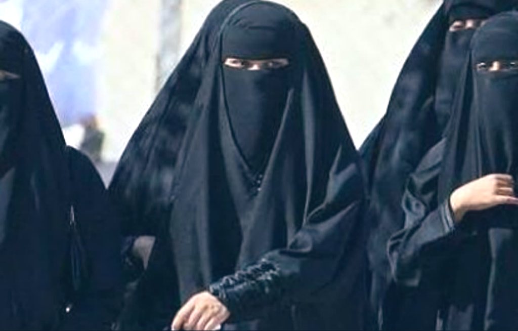 Només una persona malalta del cap i absolutament misògena pot defensar això per les dones a occident i alhora anomenar-ho llibertat. La majoria de partits polítics i mitjans han de pagar molt car per haver-se posicionat en contra de la dona. Què en pensen vostès?