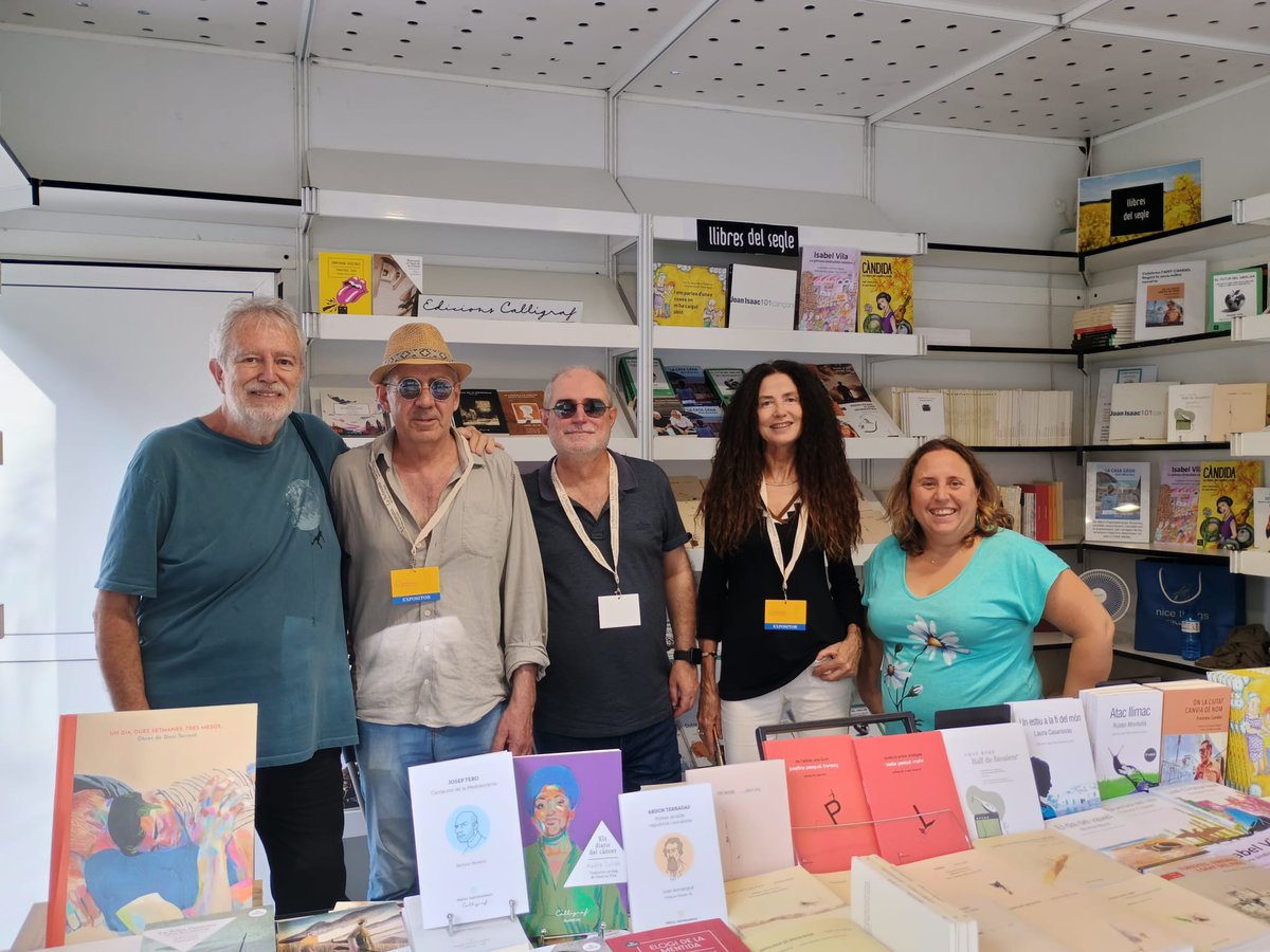 Ja som a <a href="/LaSetmana/">La Setmana</a>!

DADES BÀSIQUES:
Parada 79
Passeig de l'Arc del Triomf
Fins al 28 de setembre!
Novetats
Tot el nostre fons disponible (més de 180 títols)
Si veniu podreu parlar amb nosaltres que és el més bonic de tot.
Més detalls, aquí!
open.substack.com/pub/editorialc…