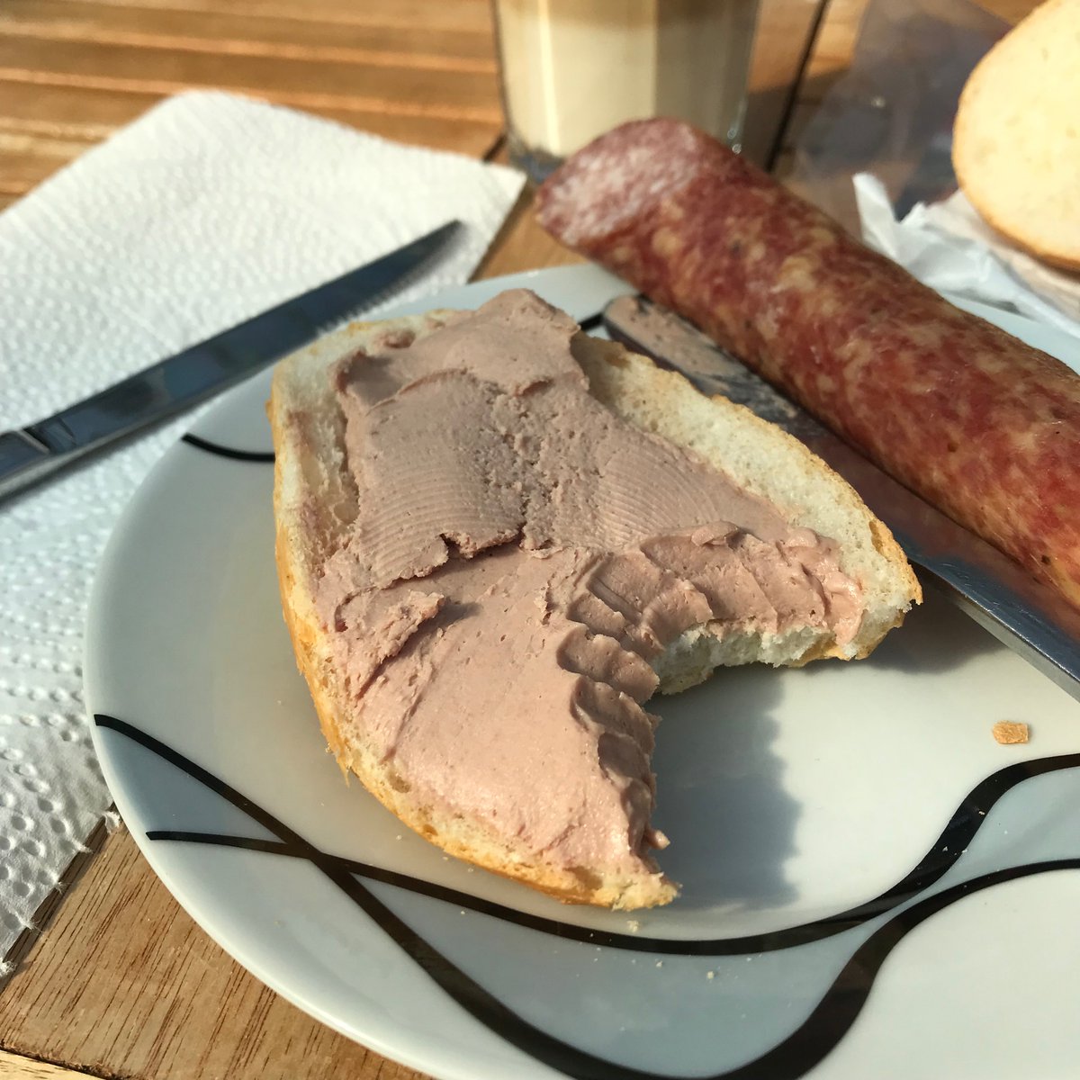 Markthallenfrühstück 
nach 2km 🏊‍♂️
Latte Macchiato, Brötchen,
Feine Leberwurst vom Fußboden der Metzgerei meines Vertrauens , Halbe weiche,  dürre Runde
<a href="/pulpo404/">pulpo404</a> <a href="/FPflaumenbaum/">fritzchenpflaumenbaum</a>