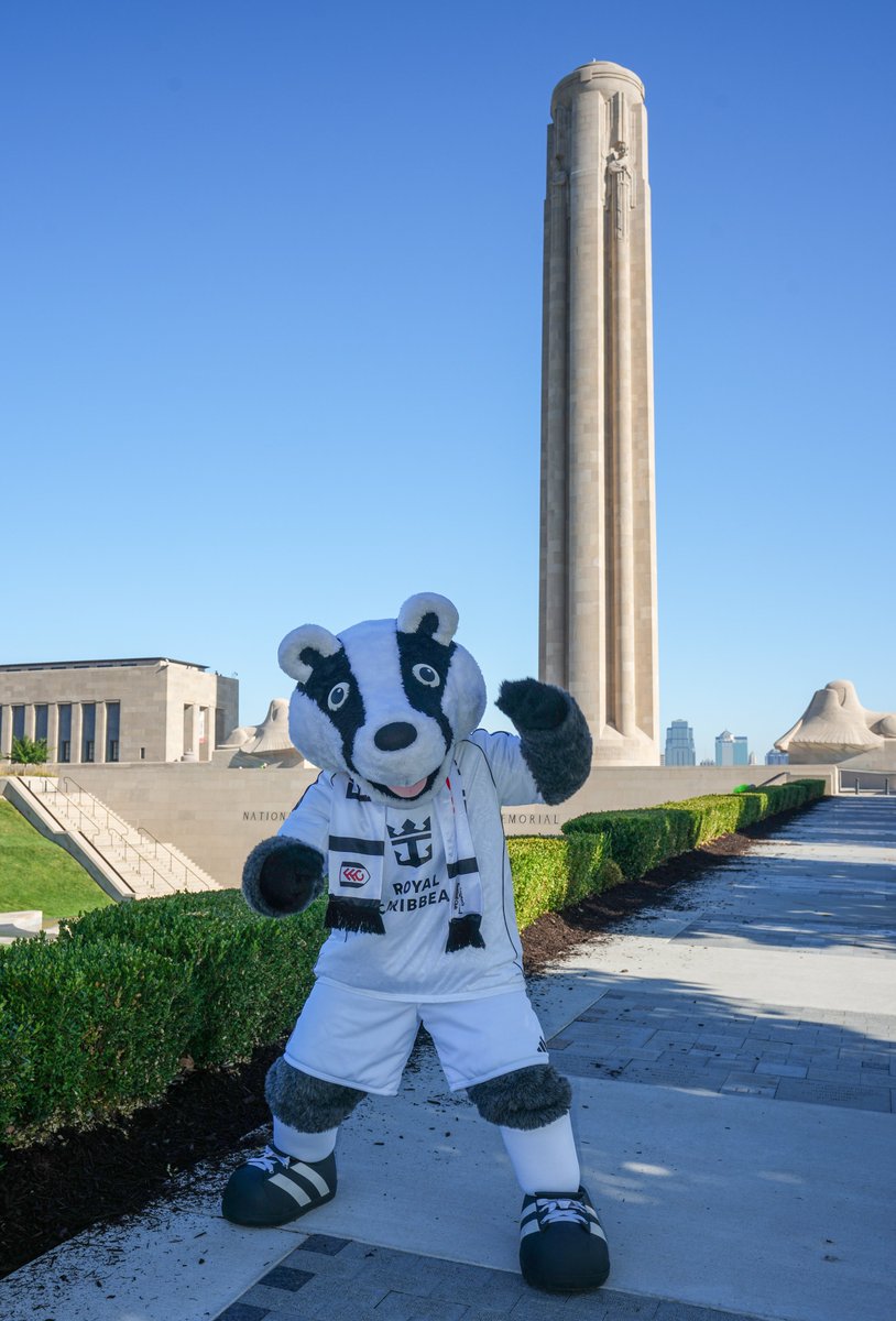 FulhamFC's tweet image. Billy&apos;s in KC! 👋🇺🇸

Ahead of Premier League Mornings Live, our mascot took a tour of Kansas City and was called up for a game of pickleball.