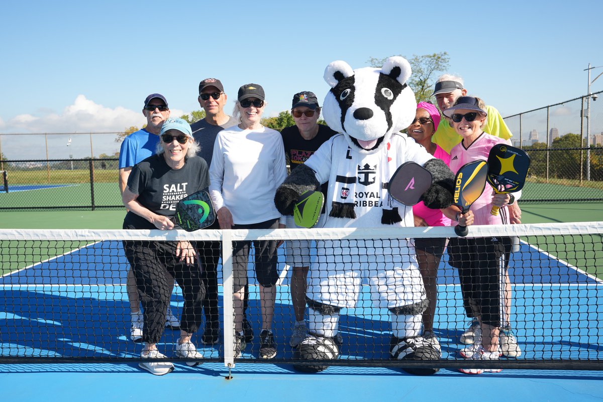 FulhamFC's tweet image. Billy&apos;s in KC! 👋🇺🇸

Ahead of Premier League Mornings Live, our mascot took a tour of Kansas City and was called up for a game of pickleball.