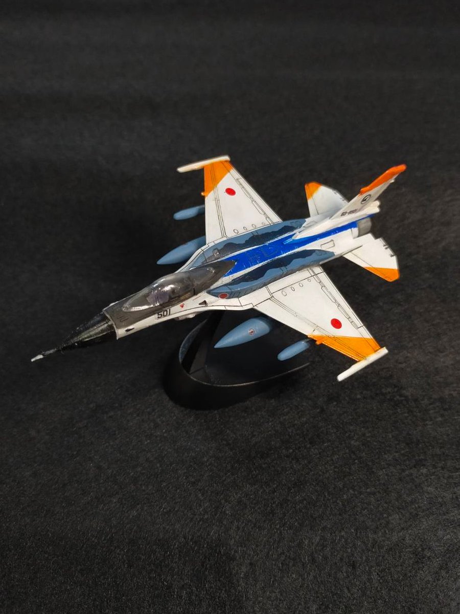 qair201's tweet image. 少し前にプラッツ製1/144のF-2A改 能力向上改修型完成（CFT搭載）。試作機カラーにしてみました。後方の編隊灯は蓄光シールに。以前作ったFS-Xと並べるといい感じに！ #F2戦闘機 #1/144 #プラッツ #CFT
