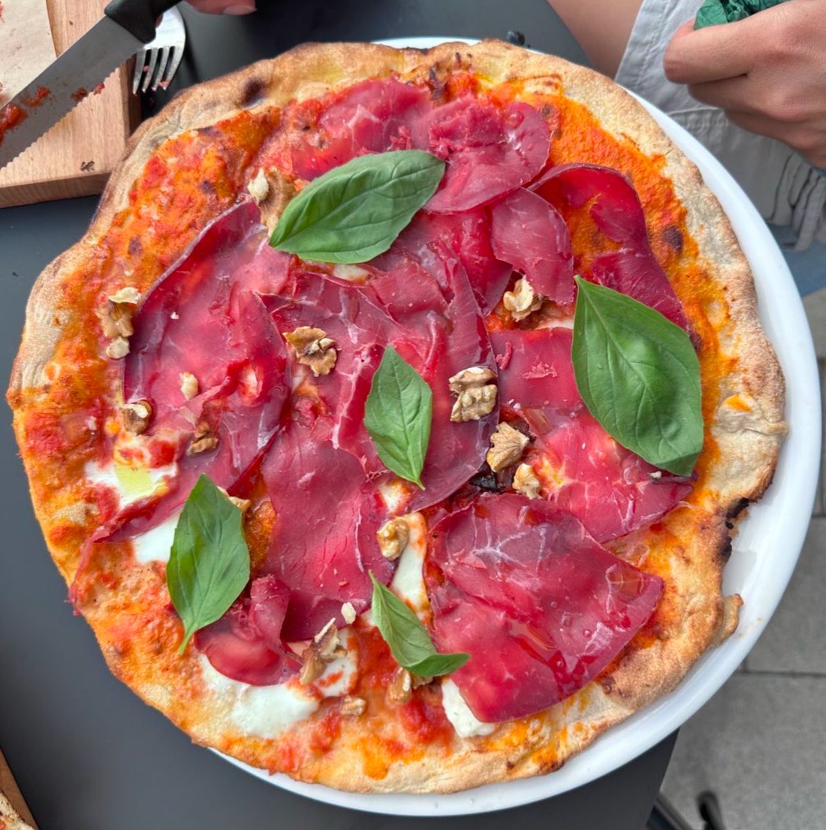 storiaberlin's tweet photo. 🏃♀️ 42 km = 42% off.
Show your bib number, get 42% off any pizza.
Less carbs, more protein.
Long fermentation → light & crunchy.
Fuel your run, crunch your win. 🍕✨
#BerlinMarathon2025 #Marathon2025 #RunBerlin #42K #BerlinMarathon https://t.co/rfsWzGSqEb