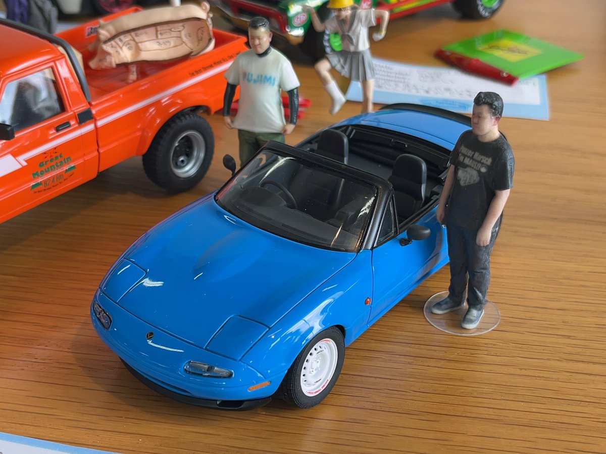 takoyama55's tweet image. #オートモデラーズウィークエンド
帰る直前に私の模型を囲んで、まさかのロードスター模型談義、そして実はロードスターオーナーが4人も集まってたの、いい思い出になりました♪
ロードスターも何台かいましたけど、NDは私のだけだった気がします…
#mazdaroadster