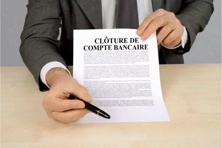 f_philippot's tweet photo. Lisez ça c’est stupéfiant et c’est notre avenir (proche) si on ne se débarrasse pas de l’identité numérique européenne ! ⤵️

Les Vietnamiens viennent d’inaugurer l’enfer de l’identité numérique, avec Pass bancaire biométrique et reconnaissance faciale pour avoir le droit d’accéder à LEUR argent et de faire des transactions bancaires, même petites !

« Depuis le 1er septembre 2025, plus de 86 millions de comptes bancaires ont commencé à être fermés au Vietnam, faute d’authentification biométrique » !

« Depuis le 1er septembre, ces comptes sont progressivement bloqués. Les clients ont jusqu’à la fin du mois pour se mettre à jour, sous peine de voir leurs propres fonds inaccessibles » !

« Les autorités s’appuient sur une loi adoptée en juillet 2025 qui impose l’authentification faciale comme condition pour ouvrir, maintenir ou utiliser un compte bancaire » !

Et encore pire : « Les opérations en ligne dépassant 10 millions de dongs (environ 390 $) nécessitent désormais une validation biométrique. 
Les transactions cumulées franchissant les 20 millions de dongs (758 $) sont également soumises à ce contrôle. Le seuil reste bas et concerne une part importante des transferts quotidiens » !
(cf : https://t.co/cAvfqLlF65)

Face à cette dictature techno-bancaire, la crypto monnaie apparaît comme une liberté !
Et l’argent liquide aussi !

➡️ Refusons l’identité numérique que l’UE veut nous imposer : cet enfer sera le nôtre demain sinon ! 
Défendons l’argent liquide et notre souveraineté bancaire et monétaire nationale !
#FrexitVite