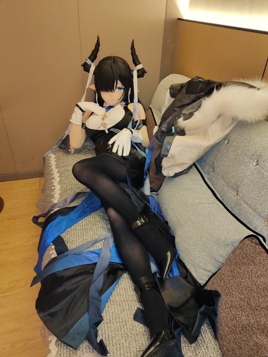 不必那么拘谨，进屋还请尽快进就坐吧，哪里都可以，当然这里也可以哦。

#kigurumi #着ぐるみ #明日方舟