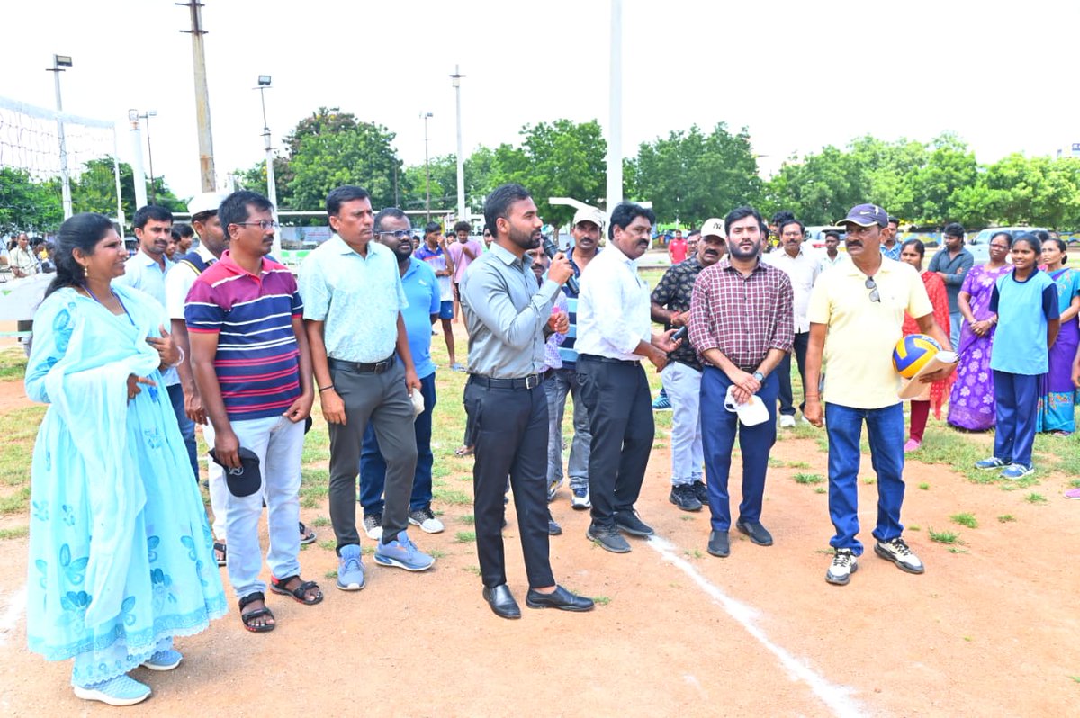 ✳️*విద్యార్థులు చదువుతోపాటు క్రీడల్లో రాణించాలి.*

✳️*•క్రీడలతోనే శరీరక దృఢత్వం - జిల్లా కలెక్టర్ బి. సత్యప్రసాద్*

శనివారం జిల్లా కేంద్రంలోని వివేకానంద మిని స్టేడియంలో జిల్లా యువజన మరియు క్రీడల శాఖ ఆధ్వర్యంలో జాతీయ క్రీడ దినోత్సవంలో భాగంగా ఈరోజు నిర్వహించిన క్రీడోత్సవాలను