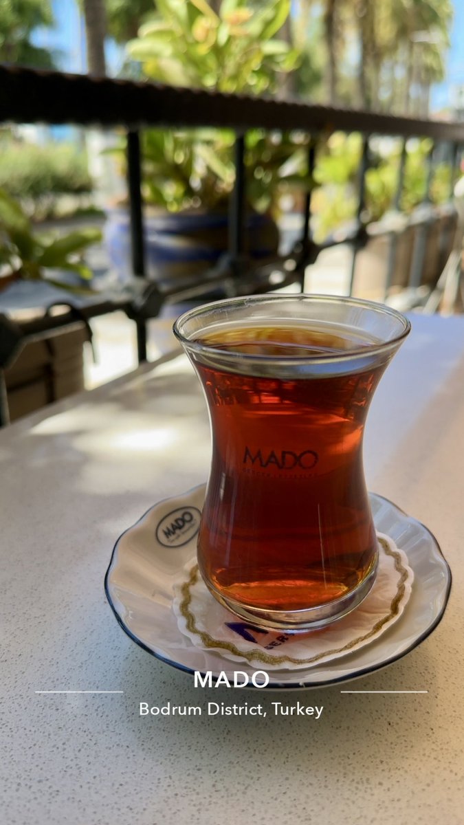 لأنكِ الظل يا حبيبتي وانتِ المشرقة، المضيئة، المكتظة بالبريق، المستحمّة بشعاع النهار، والمبحِرة بعشق الليل، تفتشين عن النور وبين عينيكِ منبعُه. 

سعود الحميدي