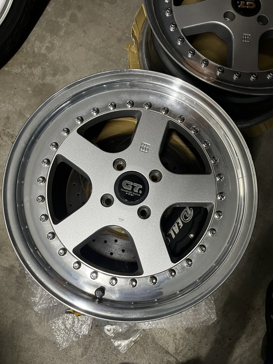 久々にホイール買いました🫡
パナスポーツG7 C5C 16インチ100の4穴6.5j＋38と＋32
前後共にアウター1jリムだし使い易いサイズ🤤
ずっと探してたけど中々見つからず今回見つけた瞬間即買い！
ヴァルムントハイパーの組み合わせも良いですね(ブレーキは私のではありません)