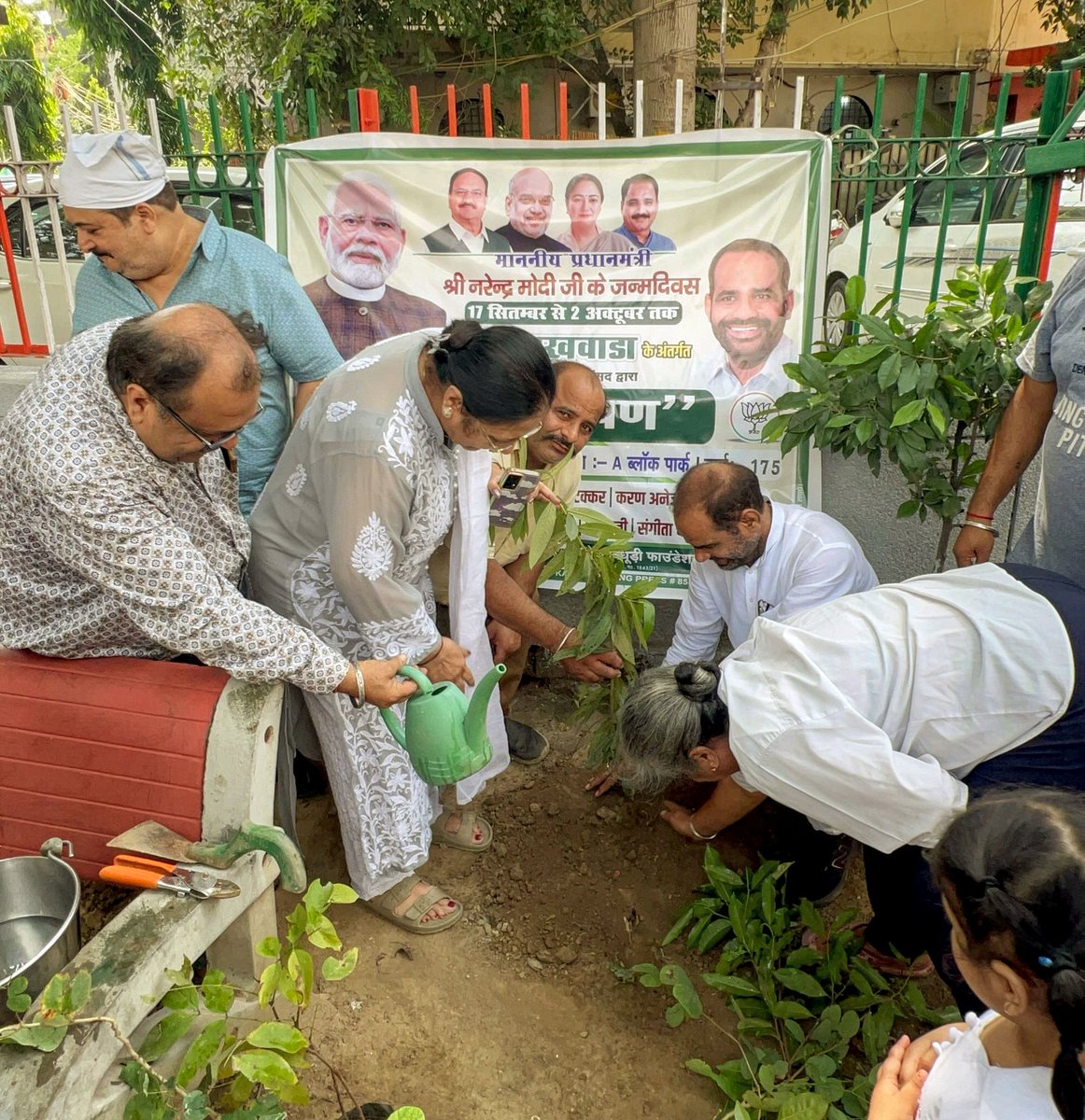rameshbidhuri's tweet photo. माननीय प्रधानमंत्री श्री @narendramodi जी के 75वें जन्मदिन के अवसर पर कालकाजी वार्ड के A, B और H ब्लॉक सेंट्रल पार्क में सेवा पखवाड़ा के तहत पौधारोपण करते हुए।

प्रधानमंत्री जी ने इस अनूठे अभियान के माध्यम से हर नागरिक को माँ, माटी और प्रकृति से गहरा संबंध जोड़ने की प्रेरणा दी है। यह वृक्षारोपण नहीं, बल्कि पर्यावरण संरक्षण और आने वाली पीढ़ियों के लिए हरित भविष्य सुनिश्चित करने का संकल्प भी है। 

साथ में आरडब्ल्यूए चेयरमैन, एच-ब्लॉक श्री गुरचरण सिंह जी, आरडब्ल्यूए प्रेजिडेंट ए-ब्लॉक श्रीमती संगिता चोपड़ा जी, कालकाजी मार्केट एसोसिएशन प्रेसिडेंट श्री अनिल गुप्ता जी, श्री बलजीत गारकेल जी, श्री अंकित जुनेजा जी, श्री दीपक टक्कर जी, श्री रत्न अरोड़ा जी सहित कालकाजी के सम्मानित निवासी रहें।
#SewaPakhwada #RameshBidhuri