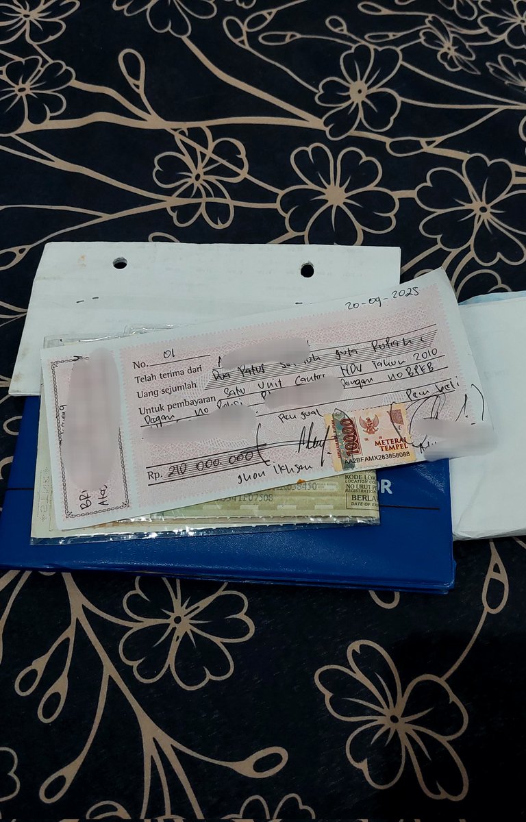 textalterego's tweet image. Belum war tiket, udah keduluan dia jajan 😭
Dahlah...