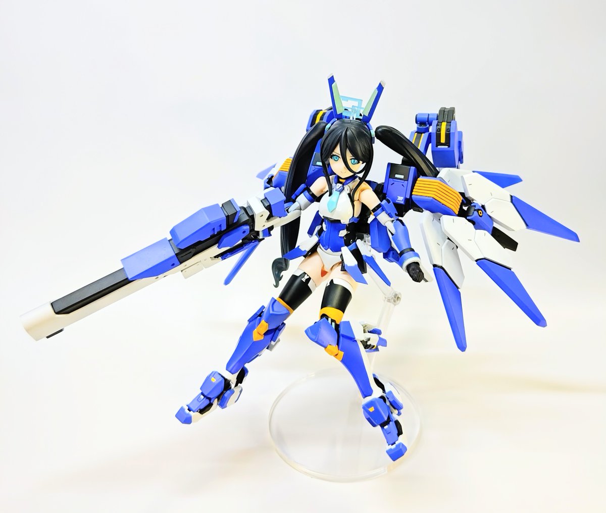nozen's tweet photo. ブルーアーカイブ6thPVに登場した、フライトアーマー装備のアリスが完成しました。
本体はメガミデバイスBlock2ベースで改造、武装類はプラモのパーツを芯に主にプラ版加工で製作しています。
目はアリスのイメージでドールアイにしてみました。
ツリーで画像続けます。
#ブルアカ https://t.co/W5xk8tRNI6