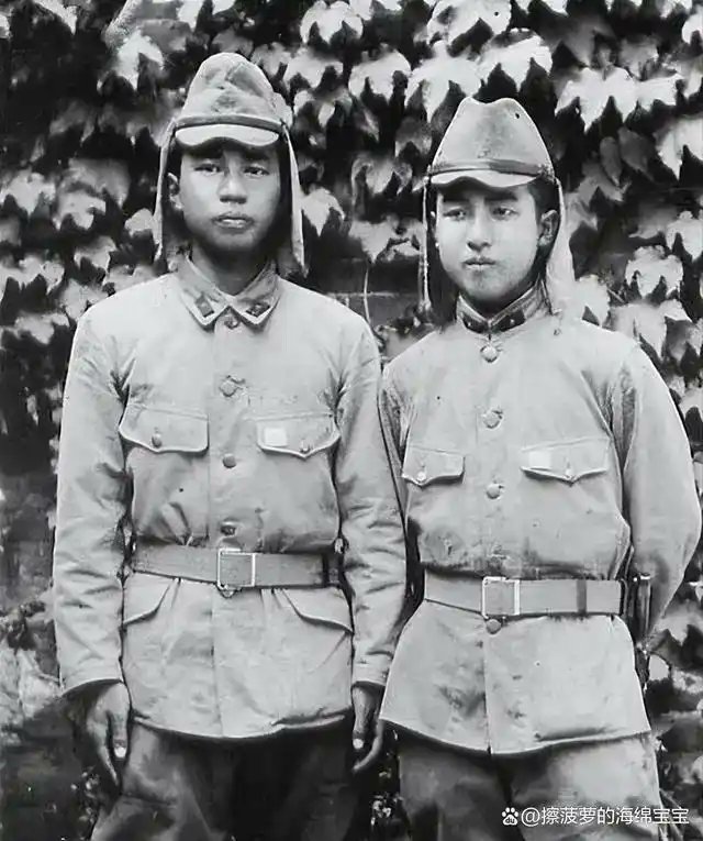 你的印象中是不是关东军戴大檐帽，其他的鬼子戴战斗帽？其实不是，大日本帝国陆军昭五式军服就是大檐帽，38年换装九八式军服，士兵的大檐帽改为略帽，俗称战斗帽

改军帽的目的很简单，就是为了不摘帽子可以戴钢盔。帽子后面的“屁帘儿”叫帽垂，目的是防晒驱虫，日军当年在台湾就用了，英法等国用的更早