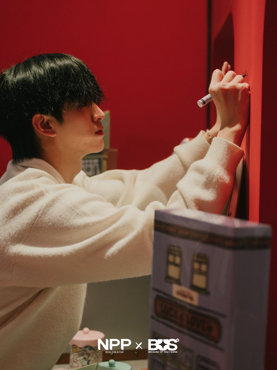 NPPBOX's tweet image. 🗓️ พรุ่งนี้วันสุดท้าย!
แอบเห็นเจ้าเมือง #NPPCITY 🏡 
เค้าแอบมาขีดเขียนอะไรกันม่ายรุ

🗺️🧭 แจกลายแทงของเจ้าเมือง
พี่กล่องเจอประมาณนี้
ใครเจอเยอะกว่านี้แท็กมาอวดหน่อยน้า
#NPPxBUS_NPPCITY

บีอัสรีบมาตามหาร่องรอยความน่ารัก
ของ “บัสอ้วร” ได้ที่

#NPPxBUS POP-UP STORE
THE JOURNEY TO…