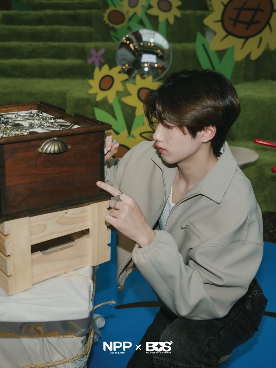 NPPBOX's tweet image. 🗓️ พรุ่งนี้วันสุดท้าย!
แอบเห็นเจ้าเมือง #NPPCITY 🏡 
เค้าแอบมาขีดเขียนอะไรกันม่ายรุ

🗺️🧭 แจกลายแทงของเจ้าเมือง
พี่กล่องเจอประมาณนี้
ใครเจอเยอะกว่านี้แท็กมาอวดหน่อยน้า
#NPPxBUS_NPPCITY

บีอัสรีบมาตามหาร่องรอยความน่ารัก
ของ “บัสอ้วร” ได้ที่

#NPPxBUS POP-UP STORE
THE JOURNEY TO…