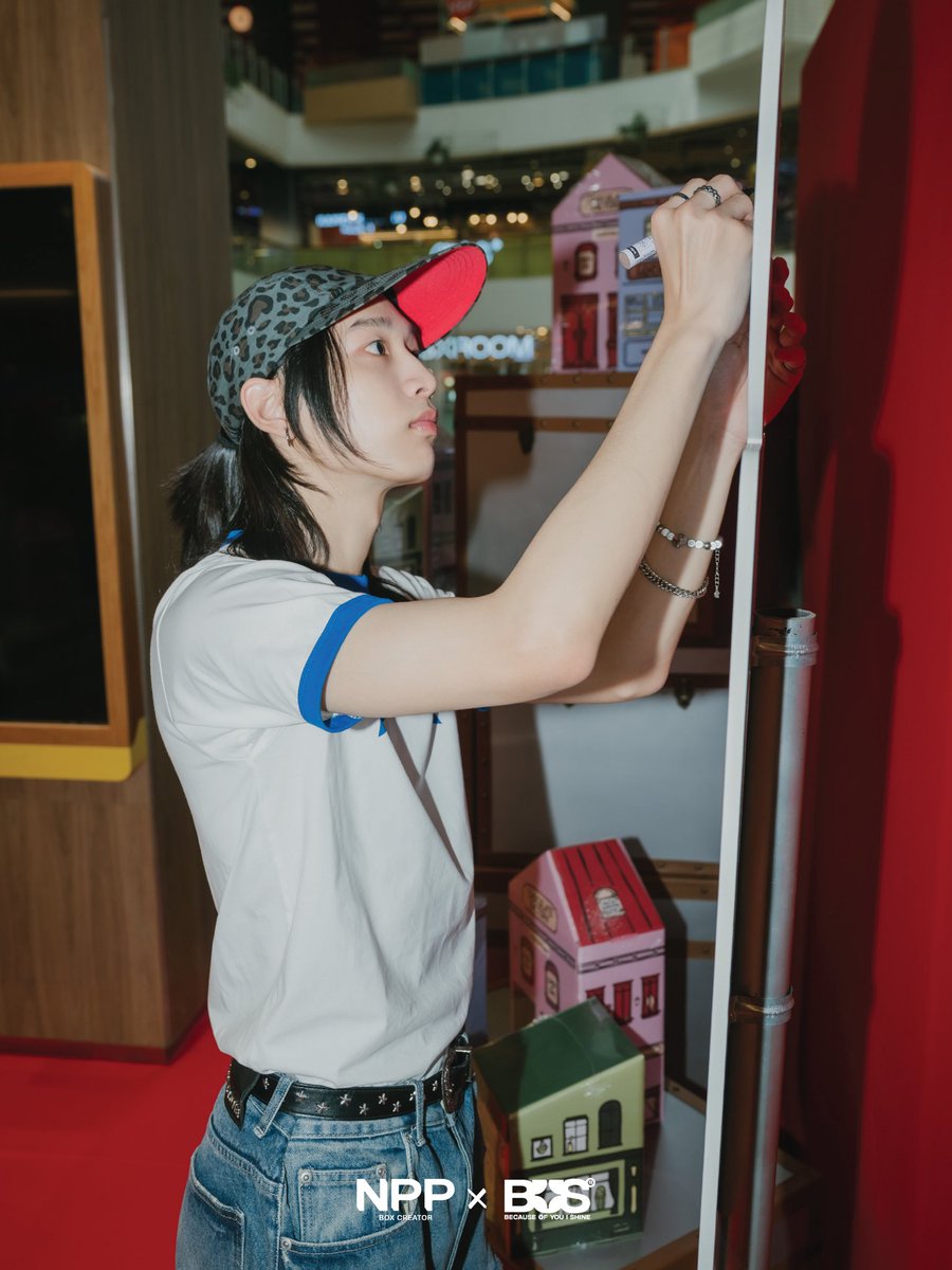 NPPBOX's tweet image. 🗓️ พรุ่งนี้วันสุดท้าย!
แอบเห็นเจ้าเมือง #NPPCITY 🏡 
เค้าแอบมาขีดเขียนอะไรกันม่ายรุ

🗺️🧭 แจกลายแทงของเจ้าเมือง
พี่กล่องเจอประมาณนี้
ใครเจอเยอะกว่านี้แท็กมาอวดหน่อยน้า
#NPPxBUS_NPPCITY

บีอัสรีบมาตามหาร่องรอยความน่ารัก
ของ “บัสอ้วร” ได้ที่

#NPPxBUS POP-UP STORE
THE JOURNEY TO…