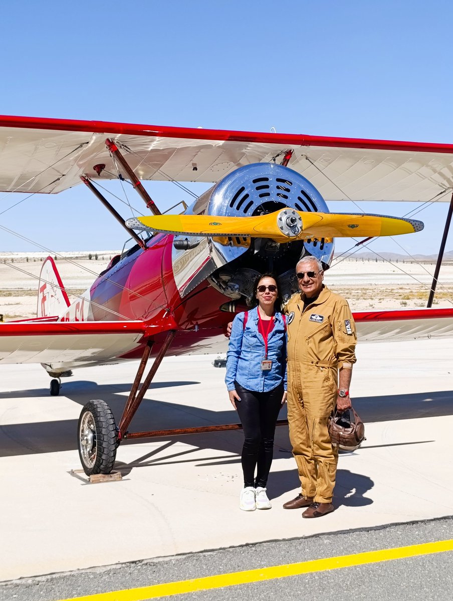 Yanımda Türkiye'nin ilk akrobasi pilotu Ali İsmet Öztürk, arkamızda kendisinin imal ettiği ve az önce ilk halka açık uçuşunu yapan Vecihi 14 replikası 🛩️ 
📷 çeken ise Türkiye'nin en iyi görüntü yönetmenlerinden Uğur İçbak.
Yıllardır yaptığım Hürkuş haberlerini taçlandırdım 💙