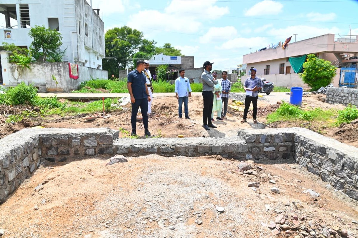 ⏭️*ఇందిరమ్మ ఇండ్ల నిర్మాణం నాణ్యతతో వేగవంతంగా పూర్తి చేయాలి*

⏭️*పనులు సకాలంలో పూర్తిచేసి బిల్లులు పొందాలి : జిల్లా కలెక్టర్ బి. సత్యప్రసాద్*

శనివారం జగిత్యాల పట్టణంలోని 5వ వార్డు, 11వ వార్డు ఇందిరమ్మ ఇండ్లను పర్యవేక్షించారు.

ఈ సందర్భంగా కలెక్టర్ మాట్లాడుతూ 
మొదటి విడతలో