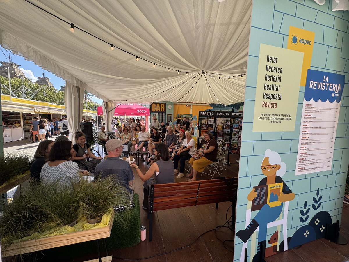 gcapdevila's tweet photo. La Revisteria de @revistesAPPEC ja funciona a tot drap a @LaSetmana 🥰🥰🥰
9 dies d'activitats, xerrades i presentacions. I, sobretot, molts llibres i moltes revistes! https://t.co/Pqpac8dP9O