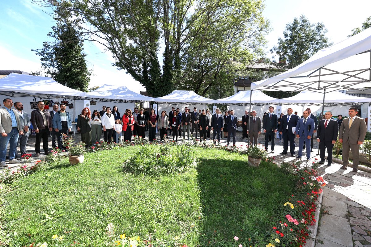 smbgovaz's tweet image. #Şuşa şəhərində &quot;KOB FEST&quot; sərgi-#satış yarmarkası keçirilir. Kiçik və Orta Biznesin İnkişafı Agentliyinin (KOBİA) təşkilatçılığı ilə keçirilən yarmarkada sahibkarların qida və qeyri-qida məhsulları, eləcə də sənətkarların əl işləri nümayiş olunur və satışı həyata keçirilir.…