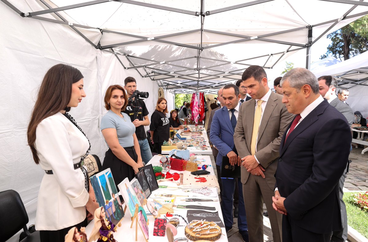 smbgovaz's tweet image. #Şuşa şəhərində &quot;KOB FEST&quot; sərgi-#satış yarmarkası keçirilir. Kiçik və Orta Biznesin İnkişafı Agentliyinin (KOBİA) təşkilatçılığı ilə keçirilən yarmarkada sahibkarların qida və qeyri-qida məhsulları, eləcə də sənətkarların əl işləri nümayiş olunur və satışı həyata keçirilir.…