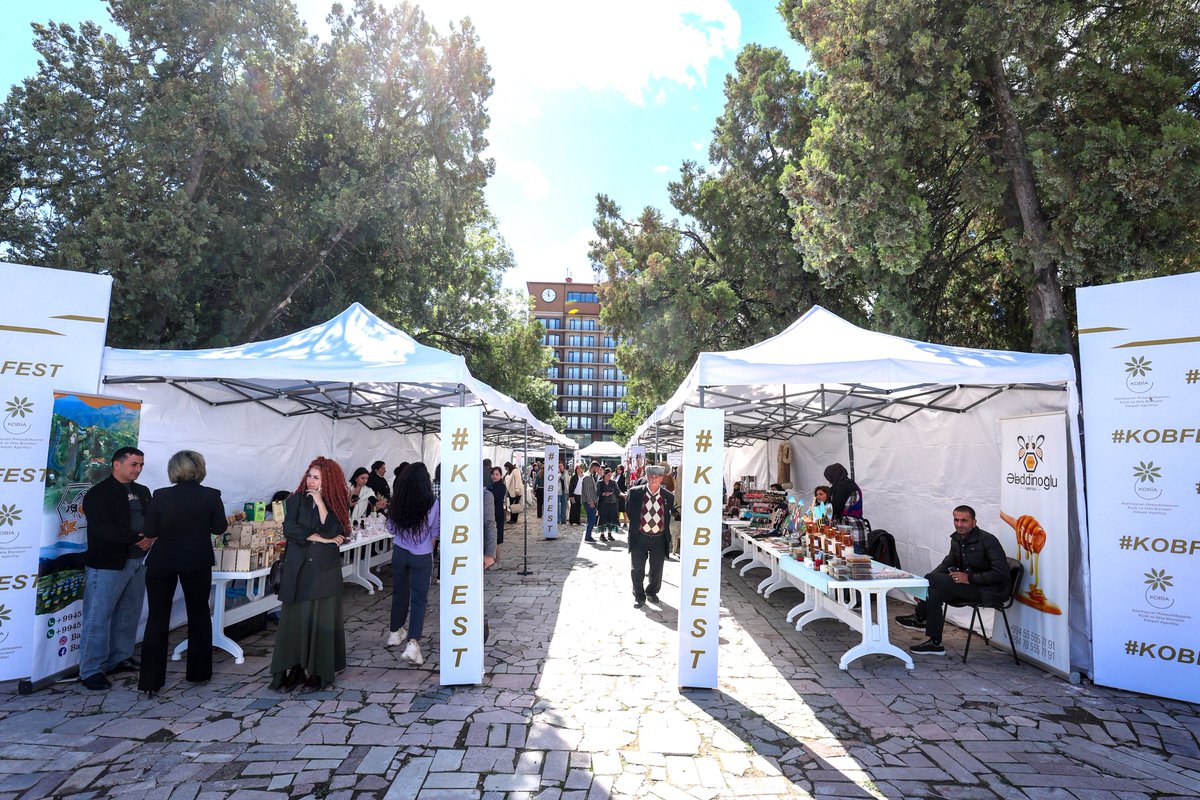 smbgovaz's tweet image. #Şuşa şəhərində &quot;KOB FEST&quot; sərgi-#satış yarmarkası keçirilir. Kiçik və Orta Biznesin İnkişafı Agentliyinin (KOBİA) təşkilatçılığı ilə keçirilən yarmarkada sahibkarların qida və qeyri-qida məhsulları, eləcə də sənətkarların əl işləri nümayiş olunur və satışı həyata keçirilir.…