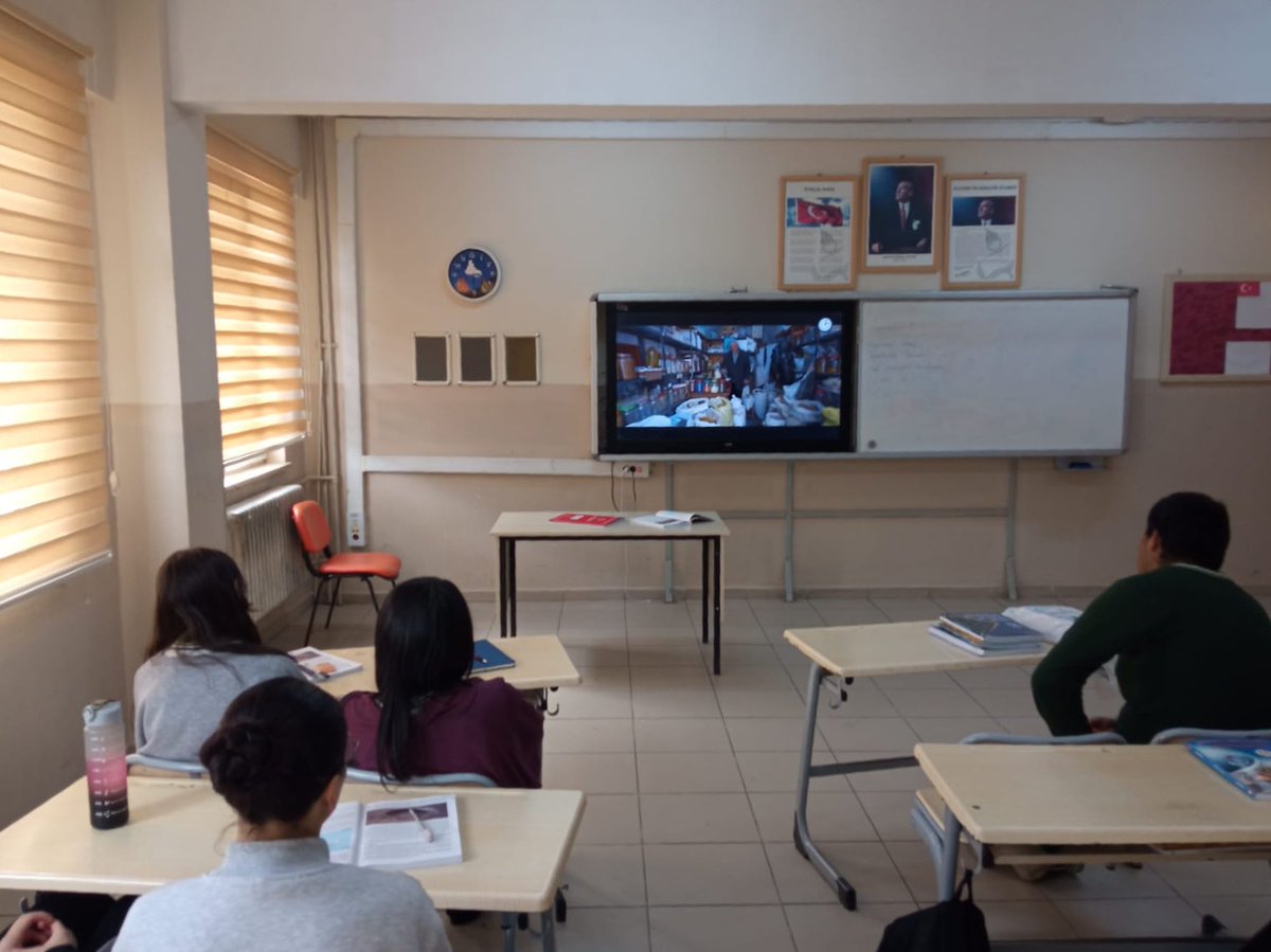 Mevlid-i Nebi Haftası kapsamında, okulumuzda sinevizyon gösterimi gerçekleştirildi. Etkinlik kapsamında Peygamber Efendimiz’in hayatı, ahlakı ve İslam dinindeki önemi öğrencilerimize izletildi. Peygamberimizin hayatından örnek alınabilecek güzel ahlaki tutumlar üzerinde duruldu.