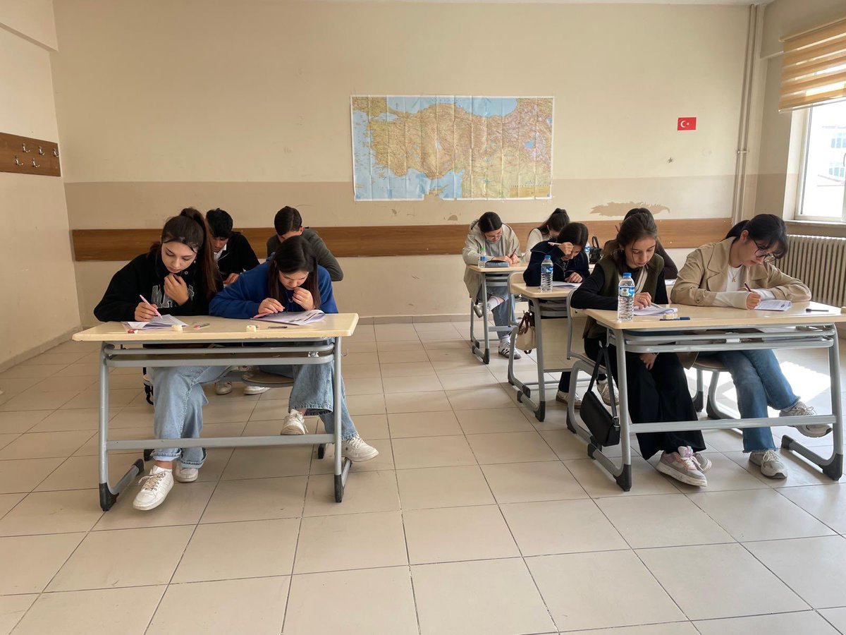 Okulumuzda 11. ve 12. sınıf öğrencilerine yönelik Destekleme ve Yetiştirme Kursları (DYK) hazır bulunuşluk sınavı uygulandı.