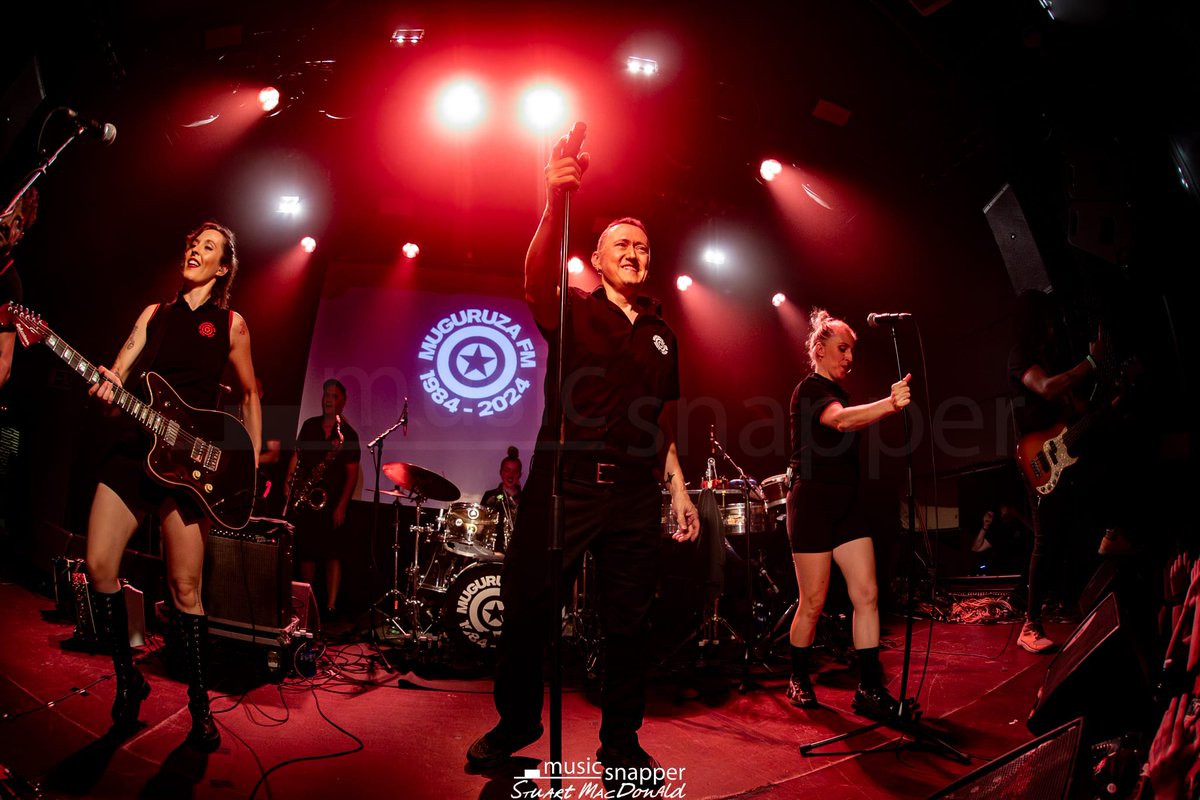 ✊🏼 <a href="/muguruzafm/">Fermin Muguruza</a> Gasteizen.

1- 📍 <a href="/GasteizGaztetxe/">Gasteizko Gaztetxea</a>.an | 📸 Joseba Olalde | 1995

2,3,4- 📍 Jimmy Jazz Gasteiz | 📸 Stuart McDonald | 2025