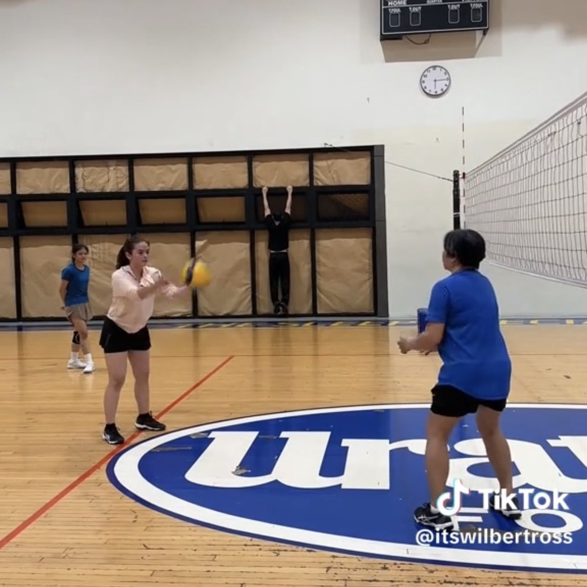 hyaselyse's tweet photo. so this is how we find out he went to bea's volleyball practice again 😭😭

🖇️ https://t.co/fcUd74UILj

#WilBea
#GoldenSceneryOfTomorrow https://t.co/ecvsNKKk0n