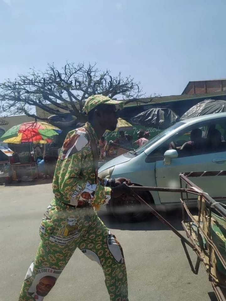 chekururama's tweet image. The true picture of 45 years of broken promises. Dressed in the regalia of power, yet still pulling the cart of hardship. This is the story of many pledged a kingdom, left hauling the burden of failure.

It’s time for a New Great Zimbabwe. A Zimbabwe #ForEveryone. #GodIsInIt