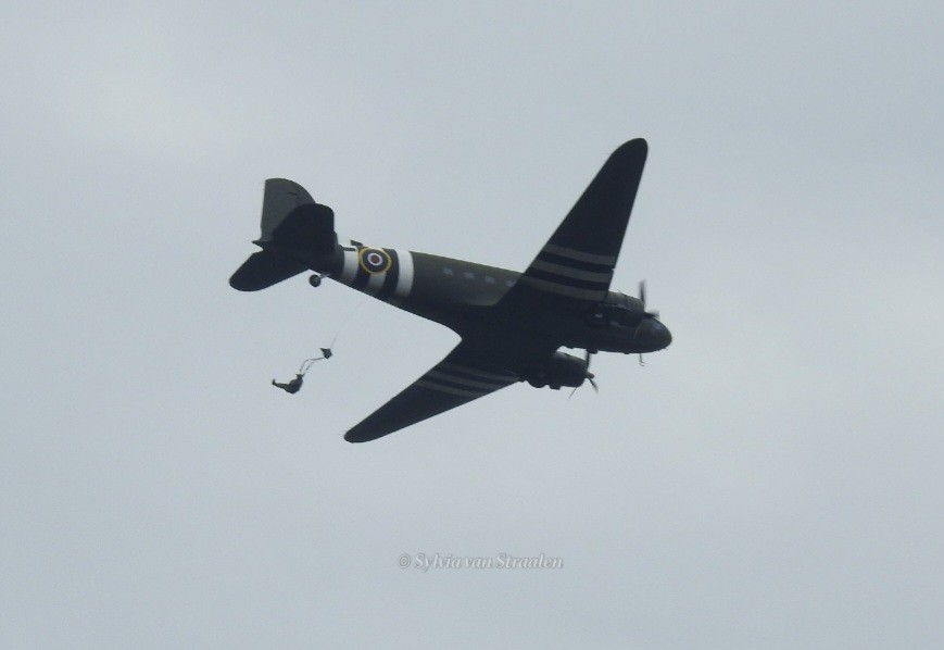 siarella99's tweet photo. Hoe stilte oorverdovend kan zijn... Indrukwekkende minuut stilte net tijdens de #airborne herdenking op de Ginkelse hei. Kort daarna vloog de historische Dakota DC3 over met een vlucht als eerbetoon. #herdenking https://t.co/lrKtj2NLuS