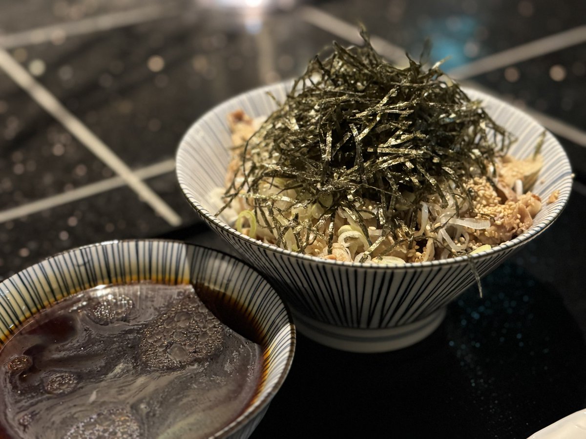 soba_sayaka's tweet photo. 食べログのアクセスが非常に高くて「どこかで話題にしてもらったのかな」と思って調べてみたんです。

食のメディア 「macaroni」 特集記事
「新橋でおすすめの立ち食いそば10選」で
✨堂々の第1位に選ばれてました！✨

皆さまのおかげです。

本当にありがとうございます🙇‍♂️
https://t.co/uUpk9Jxrq8 https://t.co/owD1FBsGRG
