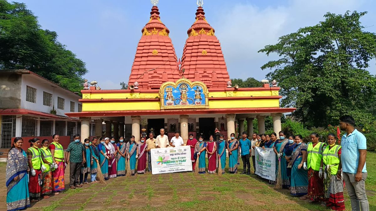 4th day of campaign "Swachhata Hi Seva-2025" a mass cleanliness drive conducted in HARIHARA TEMPLE#SHS2025 #SwachhataHiSeva2025 #SwachhotsaV, @SwachhBharat, <a href="/MoHUA_India/">Ministry of Housing and Urban Affairs</a>, <a href="/MoJSDDWS/">Department of Drinking Water & Sanitation (#DDWS)</a>