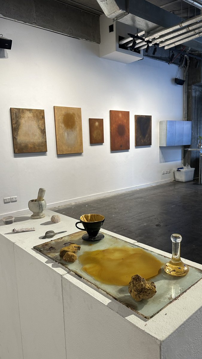 الي يسوي مثله بالسعودية بيكسب
تخيلو coffee+ gallery
وكل شهر فنان يعرض رسوماته😍