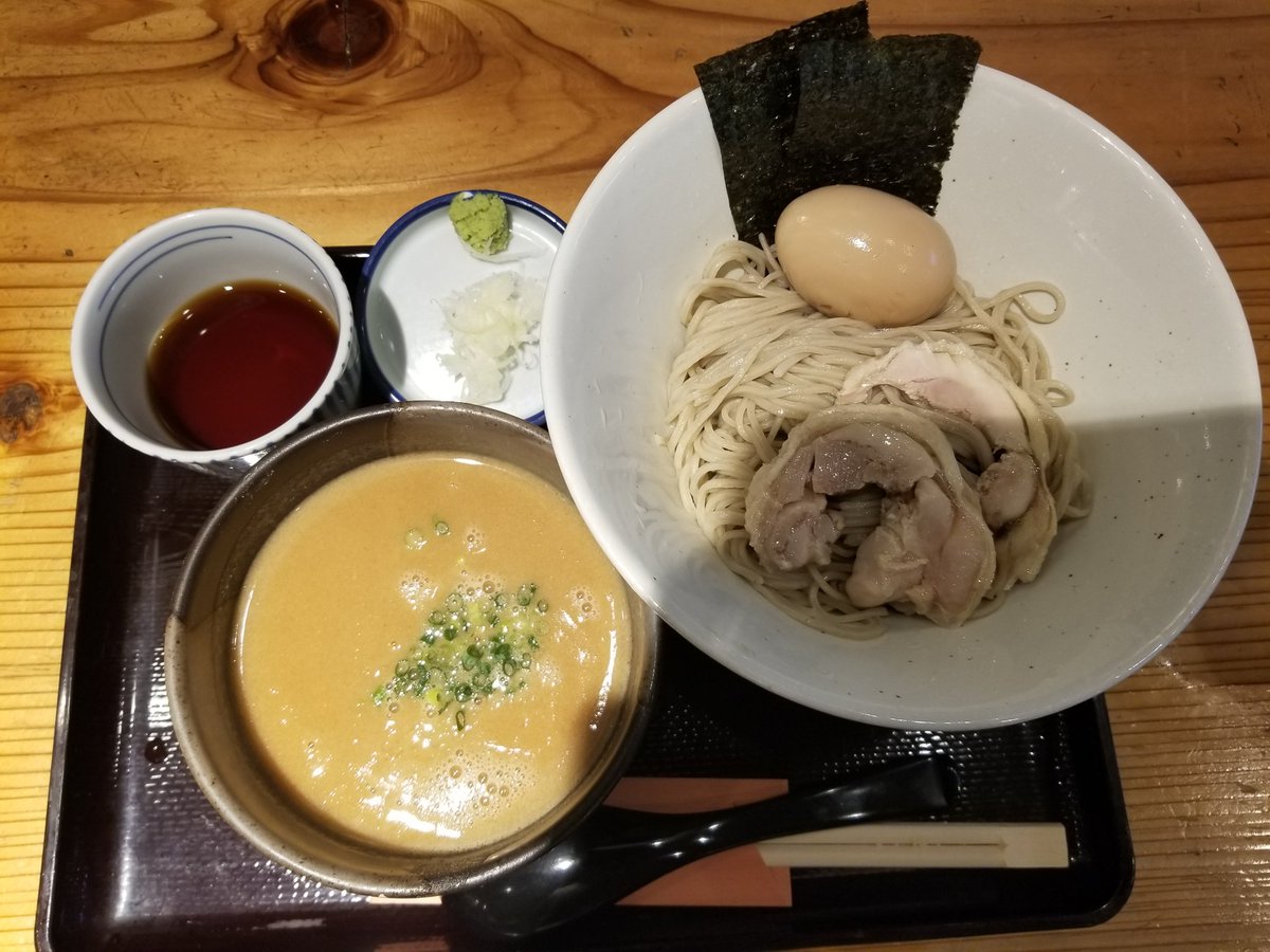 今日のお昼は｢銀座 道しるべ｣へ。
日比谷駅、有楽町駅からすぐ近くの銀座インズ2に入っているお店です。
一風変わった｢特製濃厚鶏つけ蕎麦｣を注文。
汁が濃厚で美味しかったです。