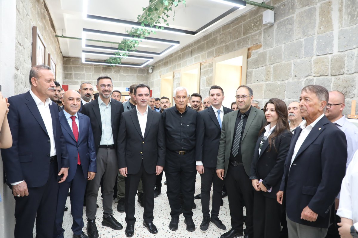 Restorasyonu tamamlanan tarihi Kazımpaşa İlkokulu’nun açılışını büyük bir mutlulukla gerçekleştirdik.

Şehrimize kazandırdığı birçok değerle gönüllerimizde müstesna bir yere sahip olan, başta Ahmet Eren Beyefendi olmak üzere Eren ailesine şükranlarımı sunuyorum. Özveriyle çalışan