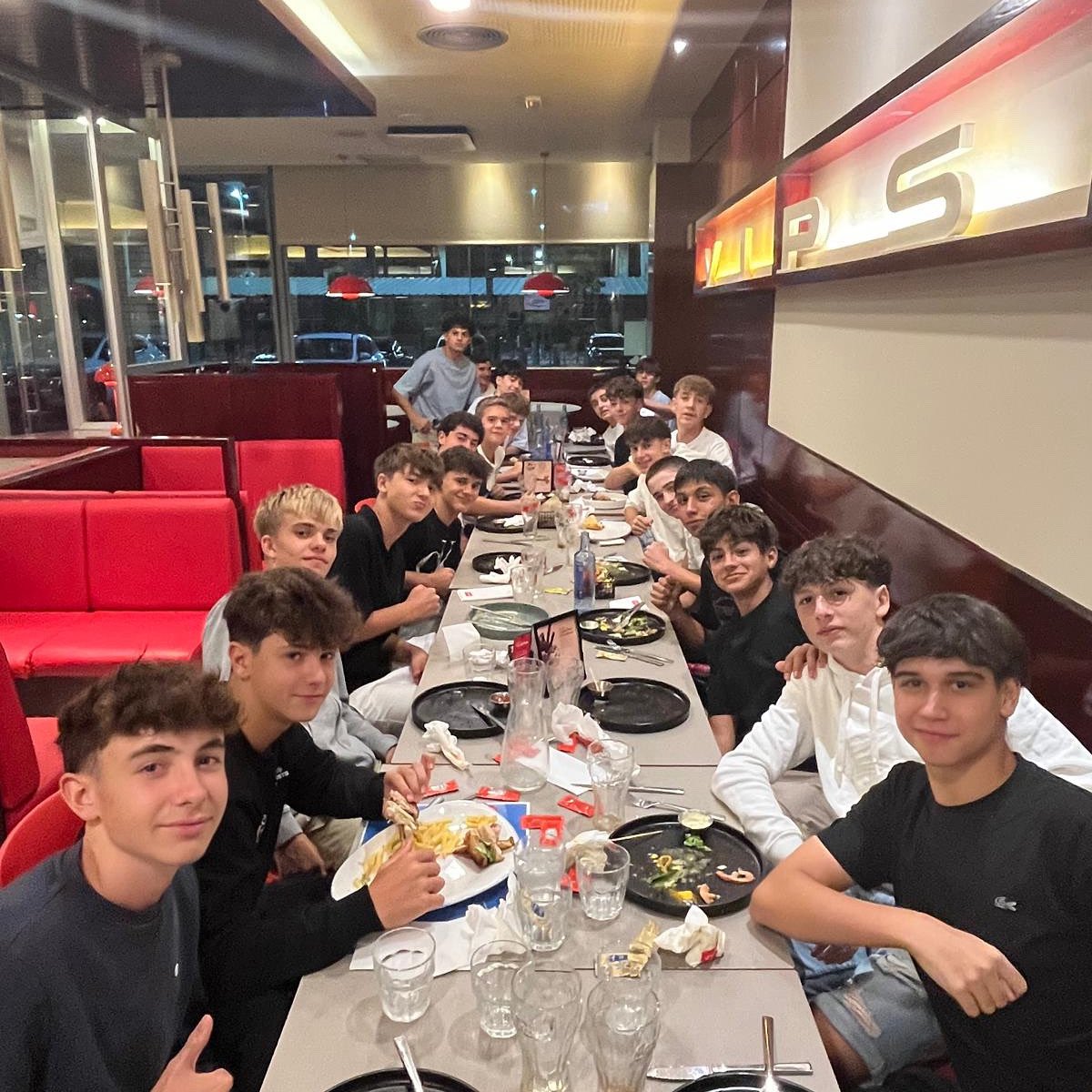 CADETE C calentando motores!!
Primera cena de equipo de la temporada en casa de nuestro patrocinador VIPS 

💪🏼🍊⚽️