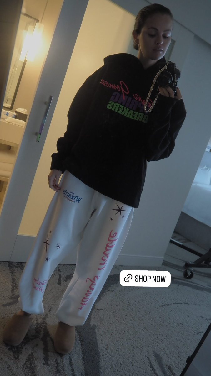 aleteresa_'s tweet image. 📍| selenaUpdated the Shop website
Name merch is available #WizardsBeyondWaverlyPlace and #springBreakers