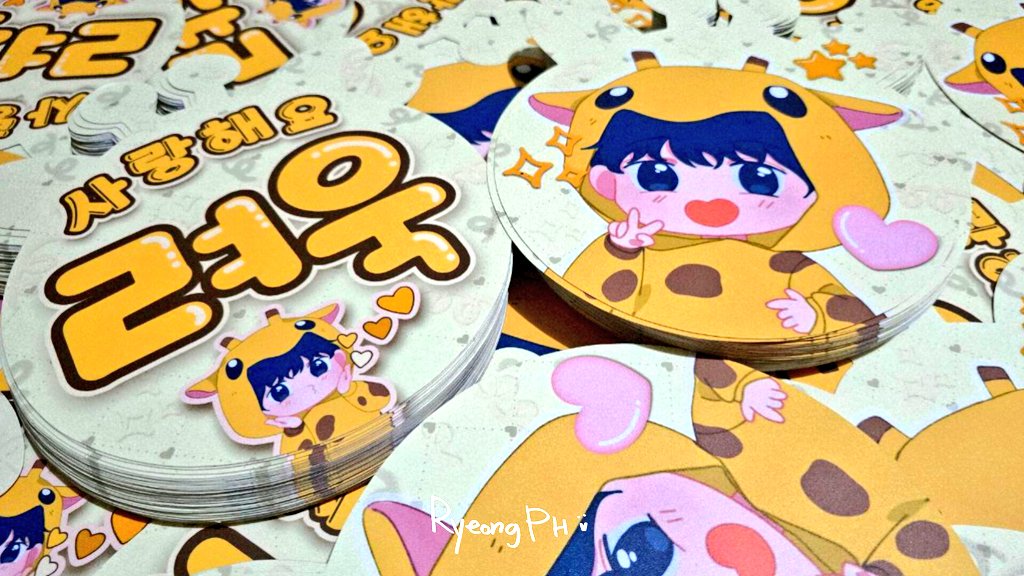 RyeongPH's tweet image. SUPER JUNIOR 20th Anniversary TOUR ❮SUPER SHOW 10❯ in MANILA

‼️ What’s a better way to cheer for #RYEOWOOK than with a 🦒giraffe-shaped hand banner? 😉✨️ 

PH E.L.F.~~ 💙 are you ready?! Because we are!! 🫡🥳 

We will be handing out these support banners on October 4. 😊
📍…