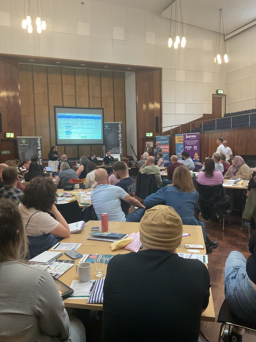 You can hear a pin drop! Some very deep thinking about humanities and how to build metacognition within it. Remember you can watch it live via streamyard.com/watch/EqrHmKf9…

#TTRHums