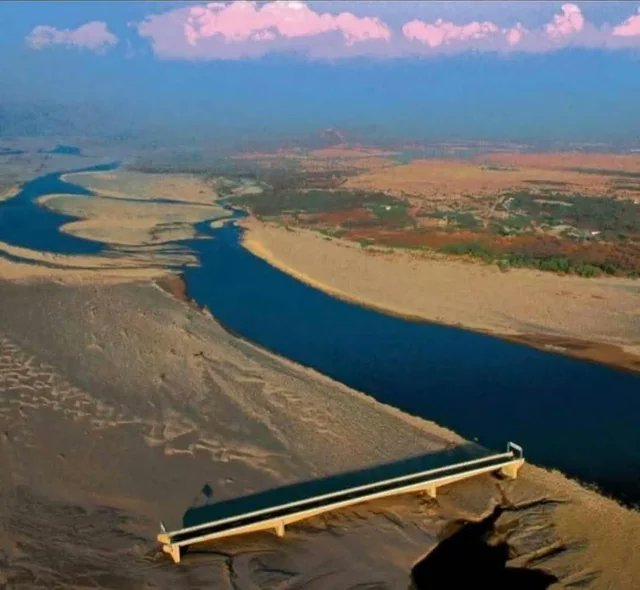 HistoricHub's tweet photo. In 1998, Honduras built a bridge over the Choluteca River, but Hurricane Mitch rerouted the river. https://t.co/Hd4dmR0LmC