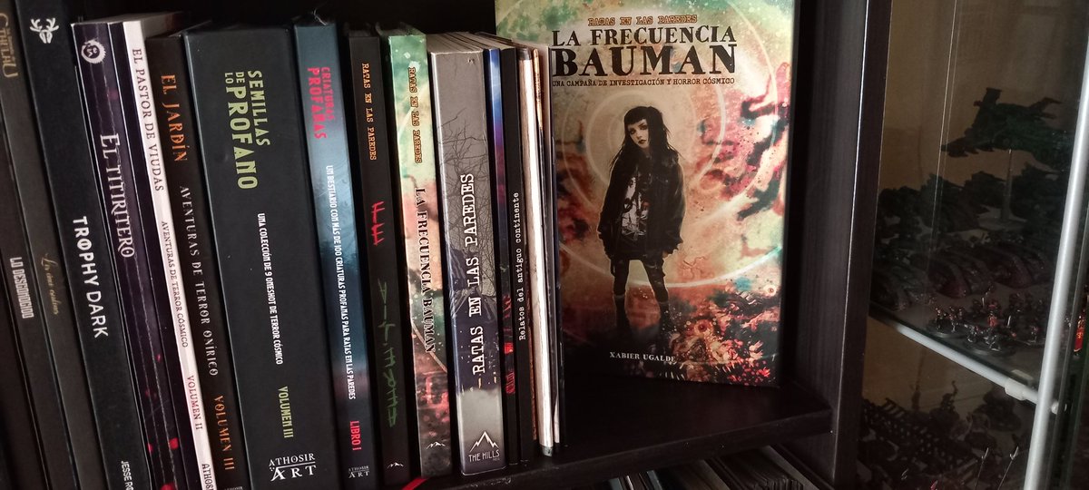 El 21 de Octubre <a href="/TheHillsPress/">The Hills Press</a> regresa a la carga con otra 3 aventuras para nuestro querido #RatasenlasParedes🐀 y desde aquí quiero preguntaros ¿Cuál es vuestra colección de Ratas? 

¡Vamos con esas fotillos de estanterías rateiras del mal! Aquí os dejo la mía 😋