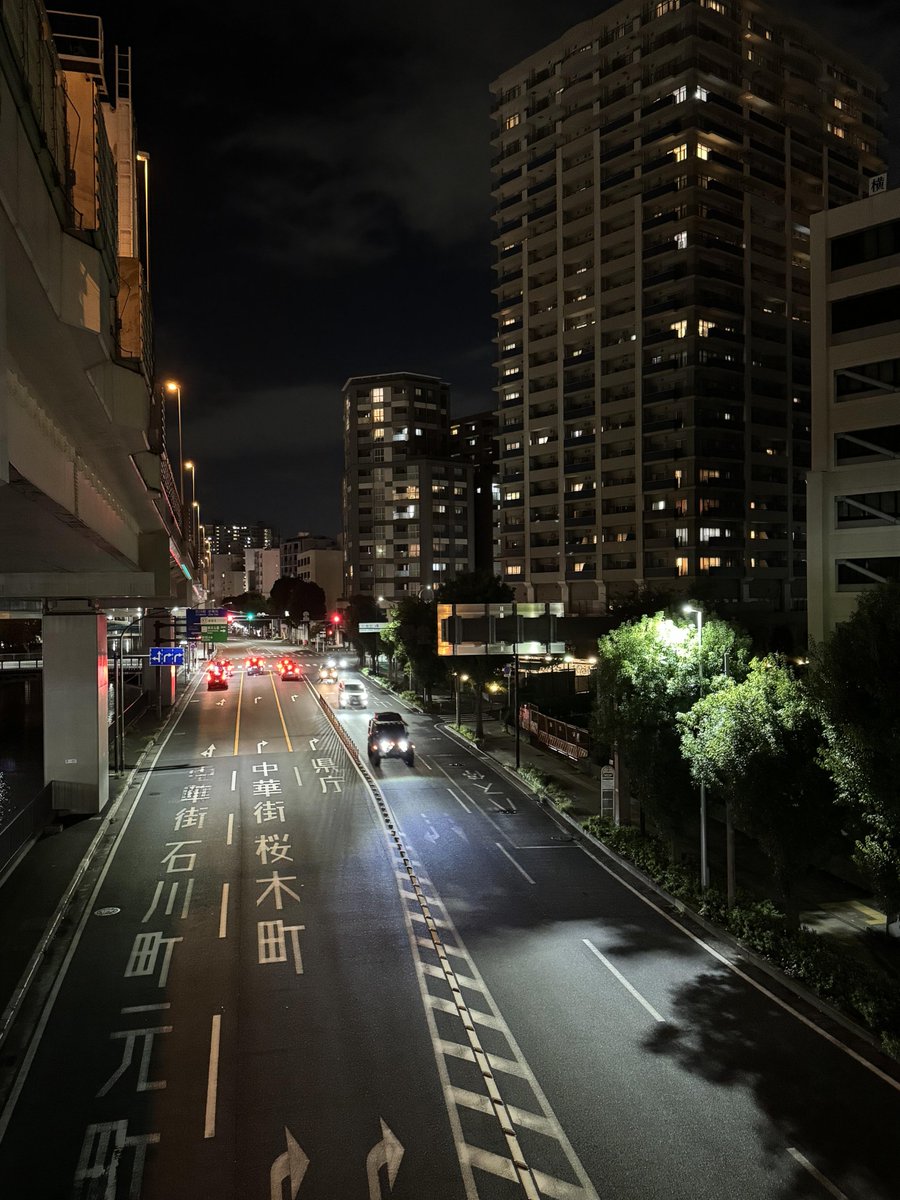tqlik54747794's tweet image. 東京の新宿の夜、広い通りに車が順番に走り、高層ビルの光が都市の輪郭を飾り、チャイナタウン入口の鳥居が豪華に装飾され、赤い提灯とネオンが絡み合い、二つのシーンが都市が「現代的な交通と多文化」が共存する様子を示しています。