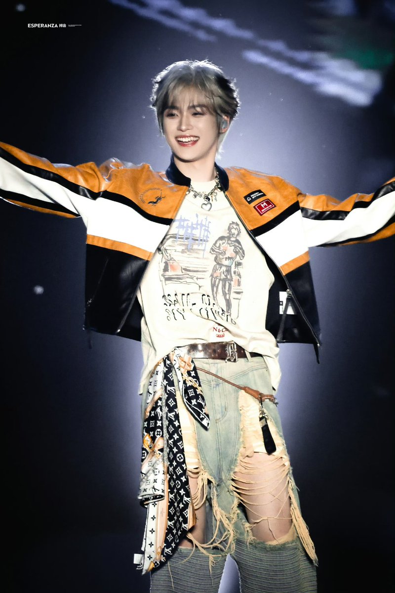 smiling looks good on you, my brightest star 💫

#ZIYU #梓渝